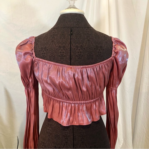 💸 5/20 PrettyLittleThing Gathered Puff Sleeve Iridescent High Shine Crop Top - Picture 7 of 9